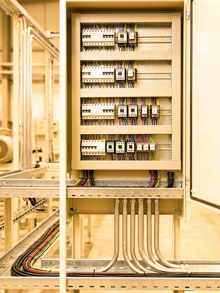 Ipari villanyszerelés, vezérlőszekrények gyártása és nagy teljesítményű hálózatok Sopron környékén.